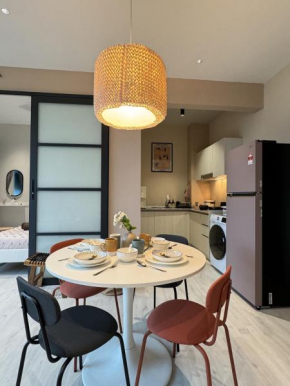 Jesselton Quay l Deluxe l Stylish l Cozy l Sea & Mountain View l 5 pax